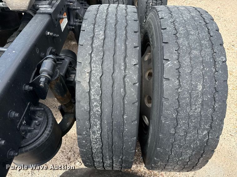 image for item YA0694 2017 Freightliner Cascadia semi truck