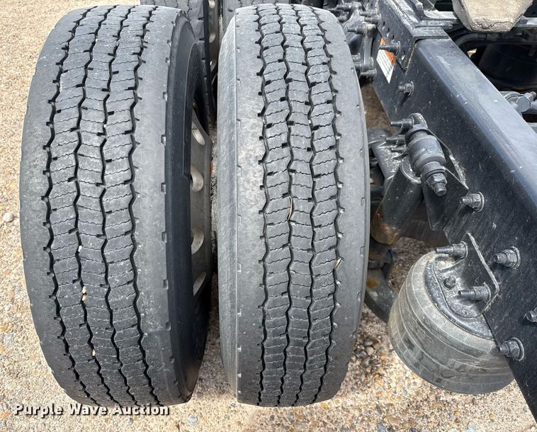 image for item YA0694 2017 Freightliner Cascadia semi truck