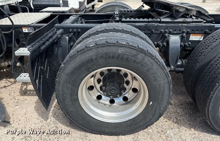 image for item YA0694 2017 Freightliner Cascadia semi truck