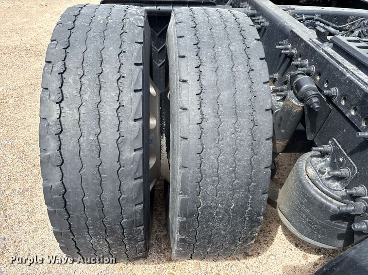 image for item YA0694 2017 Freightliner Cascadia semi truck