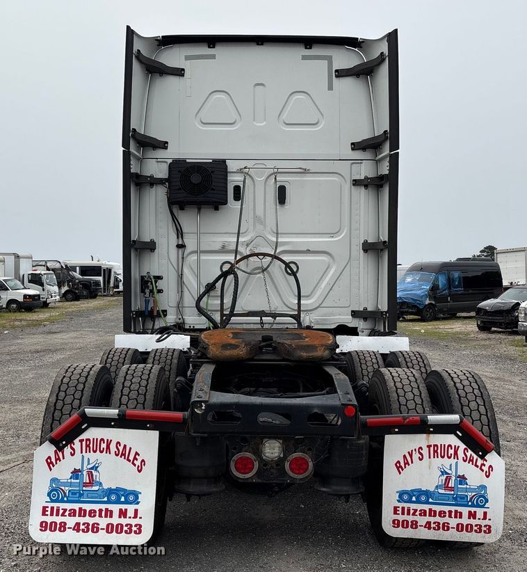 image for item YA0699 2019 Freightliner Cascadia semi truck