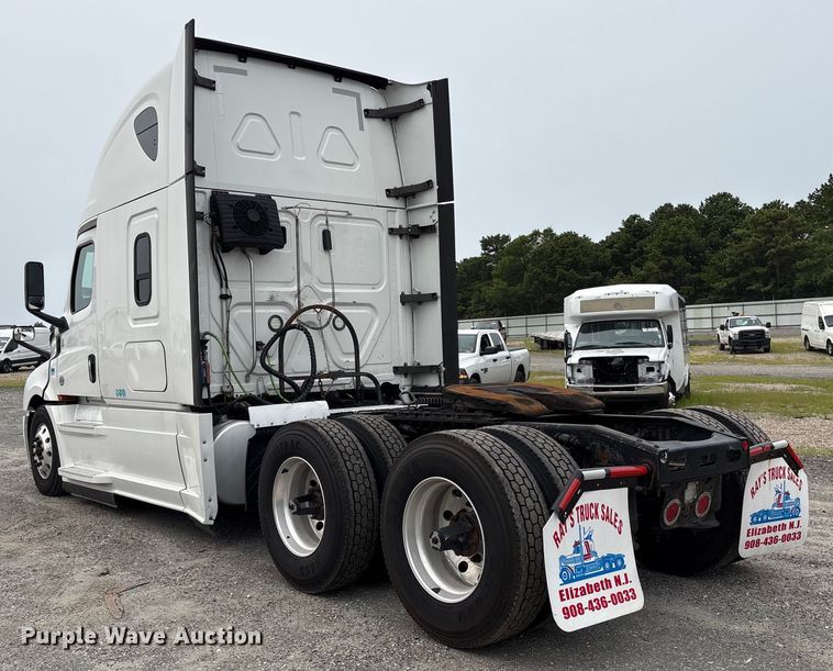 image for item YA0699 2019 Freightliner Cascadia semi truck