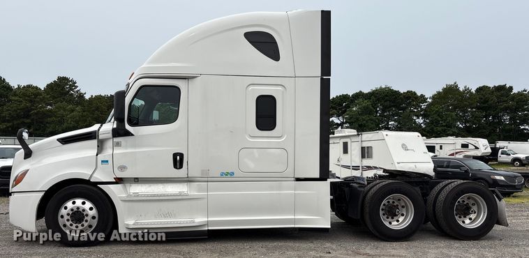 image for item YA0699 2019 Freightliner Cascadia semi truck