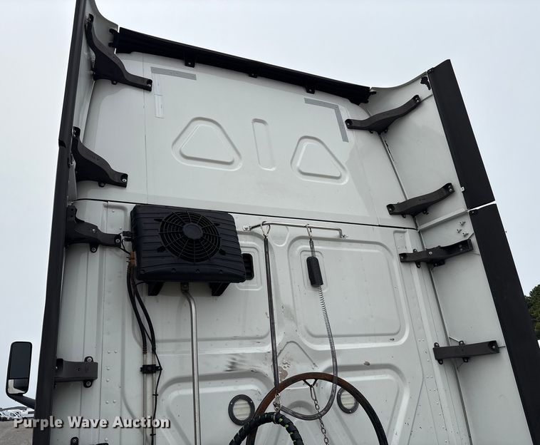 image for item YA0699 2019 Freightliner Cascadia semi truck