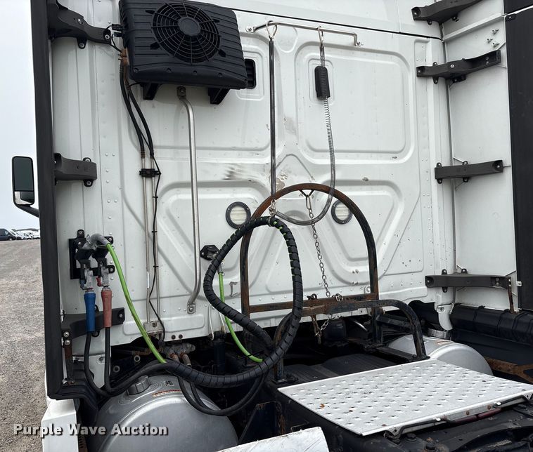 image for item YA0699 2019 Freightliner Cascadia semi truck