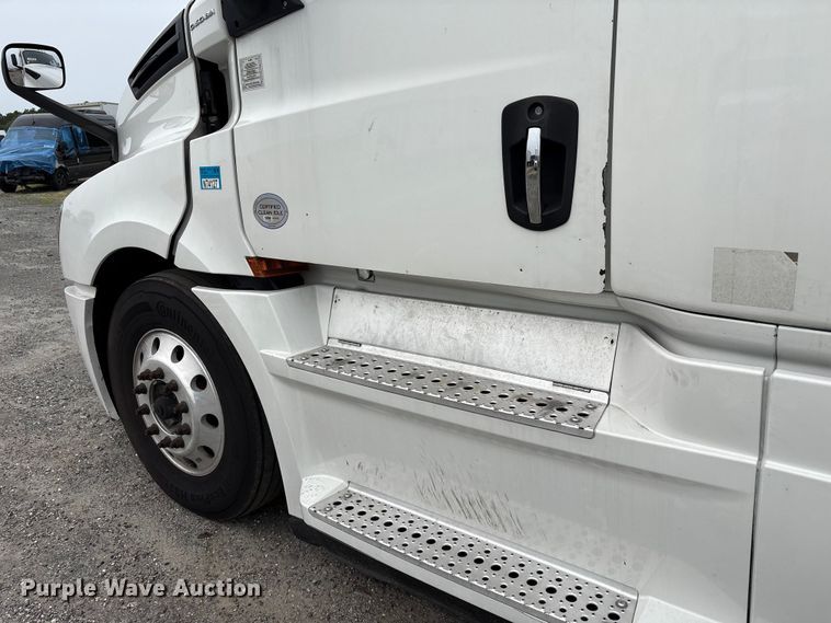 image for item YA0699 2019 Freightliner Cascadia semi truck