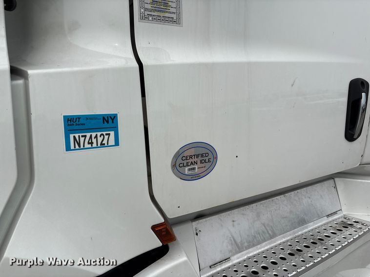 image for item YA0699 2019 Freightliner Cascadia semi truck