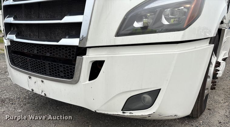 image for item YA0699 2019 Freightliner Cascadia semi truck