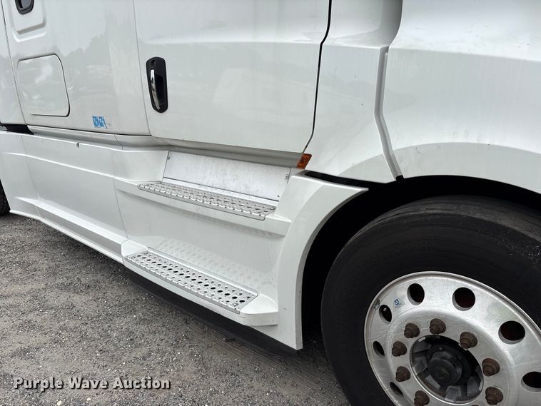 image for item YA0699 2019 Freightliner Cascadia semi truck