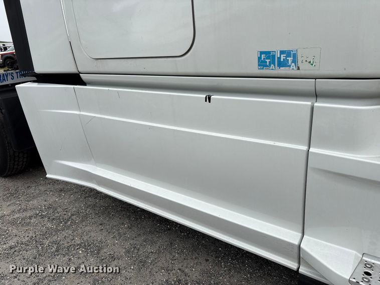 image for item YA0699 2019 Freightliner Cascadia semi truck