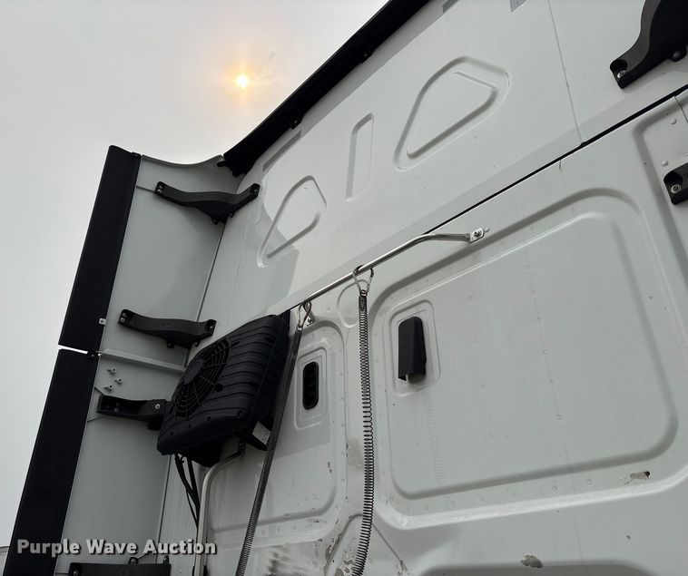 image for item YA0699 2019 Freightliner Cascadia semi truck