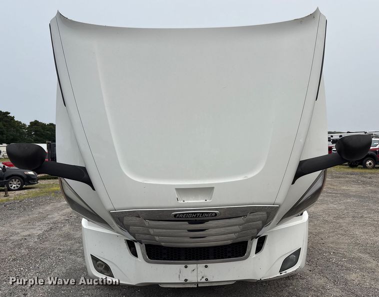 image for item YA0699 2019 Freightliner Cascadia semi truck