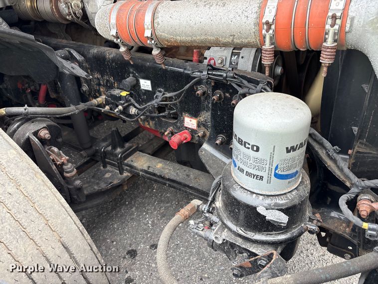 image for item YA0699 2019 Freightliner Cascadia semi truck