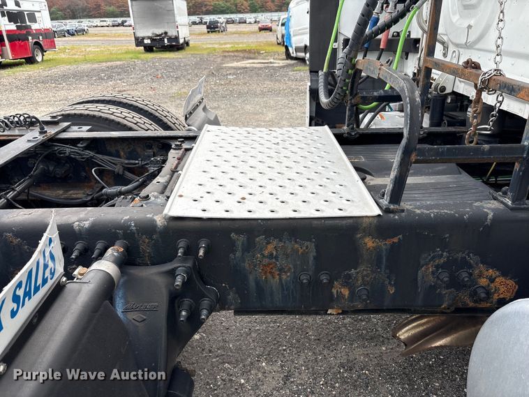 image for item YA0699 2019 Freightliner Cascadia semi truck