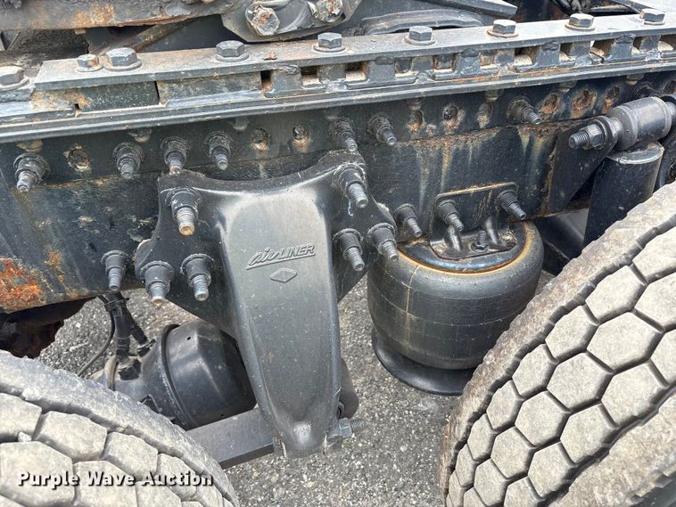 image for item YA0699 2019 Freightliner Cascadia semi truck