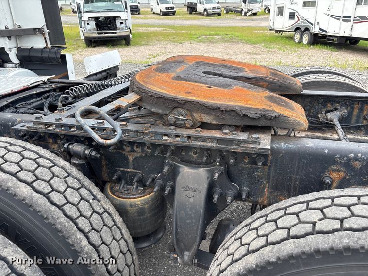 image for item YA0699 2019 Freightliner Cascadia semi truck