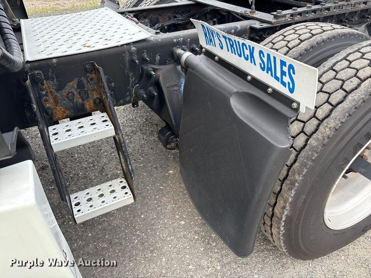 image for item YA0699 2019 Freightliner Cascadia semi truck