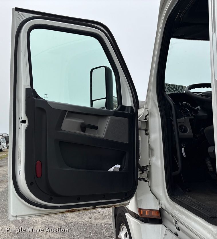 image for item YA0699 2019 Freightliner Cascadia semi truck