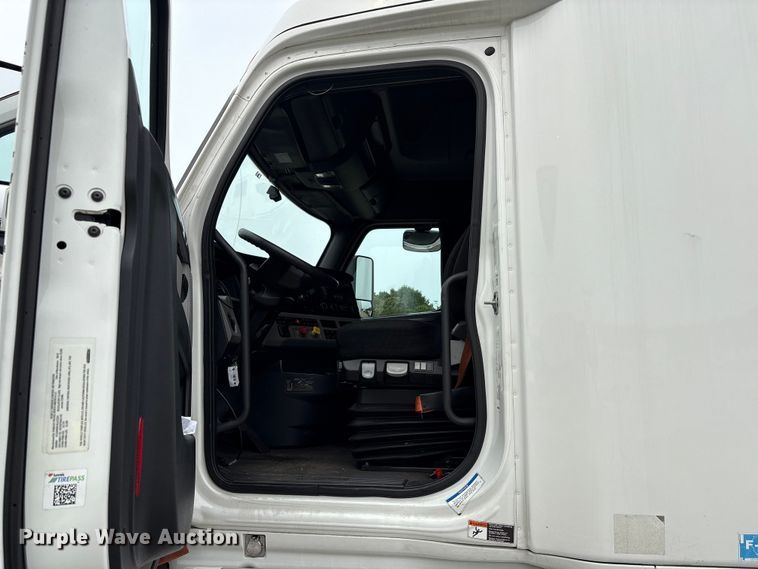 image for item YA0699 2019 Freightliner Cascadia semi truck