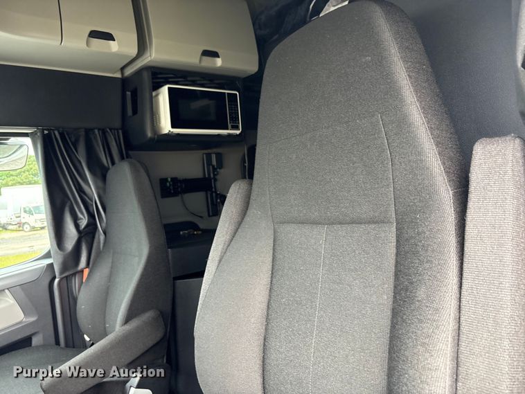 image for item YA0699 2019 Freightliner Cascadia semi truck