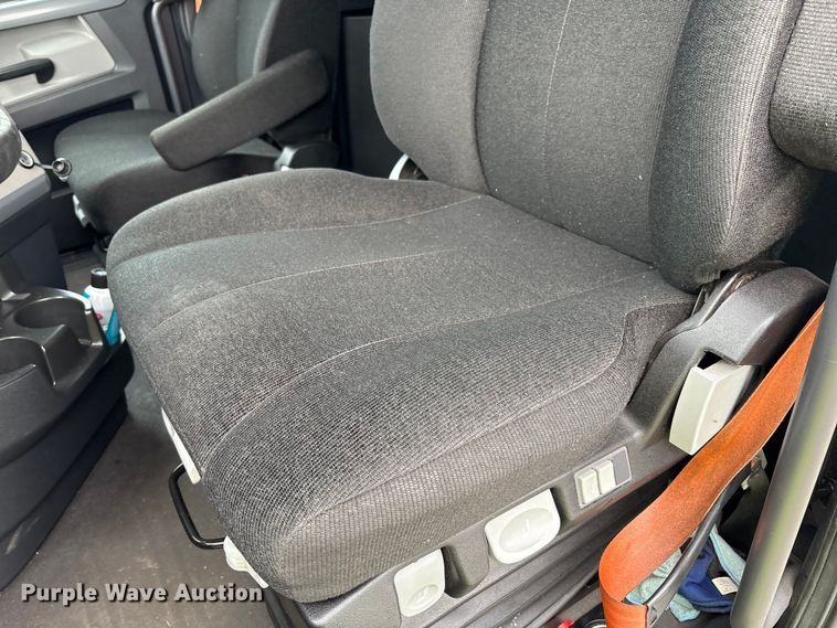 image for item YA0699 2019 Freightliner Cascadia semi truck