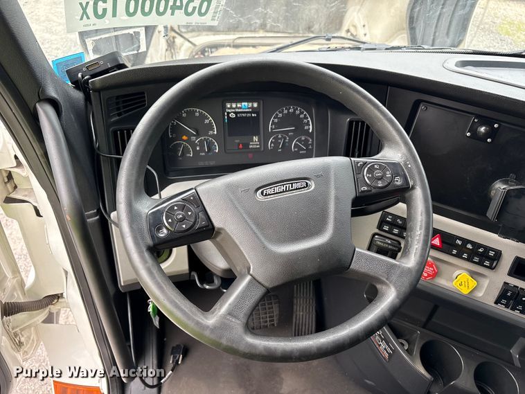 image for item YA0699 2019 Freightliner Cascadia semi truck