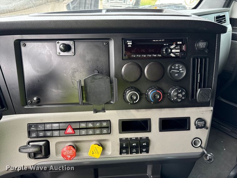 image for item YA0699 2019 Freightliner Cascadia semi truck