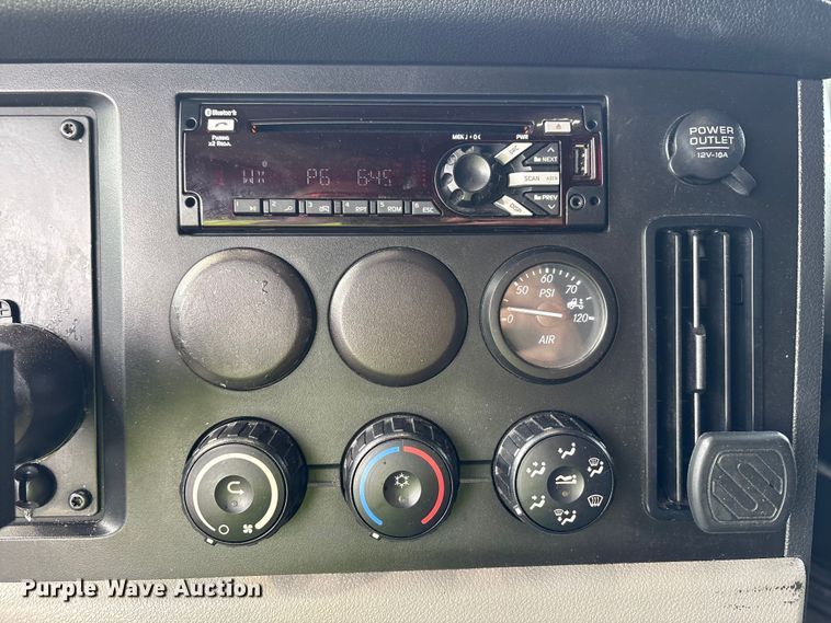 image for item YA0699 2019 Freightliner Cascadia semi truck