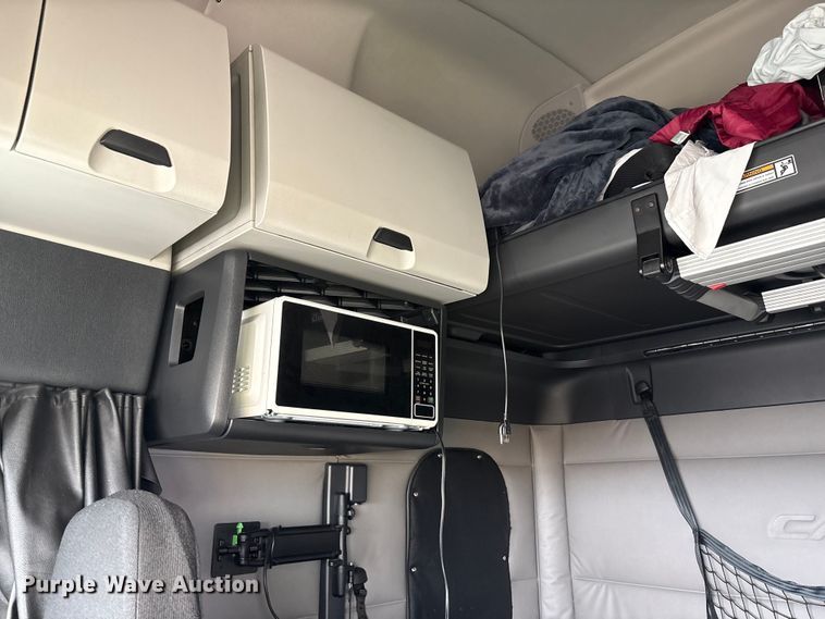 image for item YA0699 2019 Freightliner Cascadia semi truck