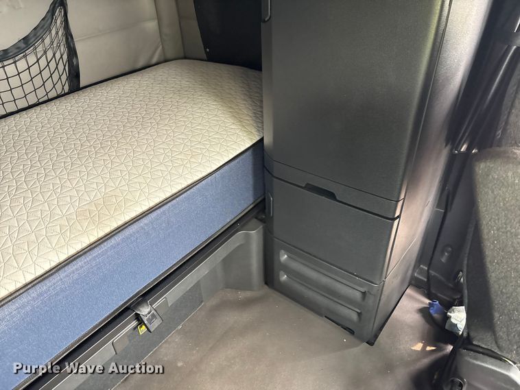 image for item YA0699 2019 Freightliner Cascadia semi truck