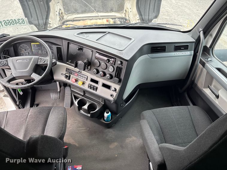 image for item YA0699 2019 Freightliner Cascadia semi truck