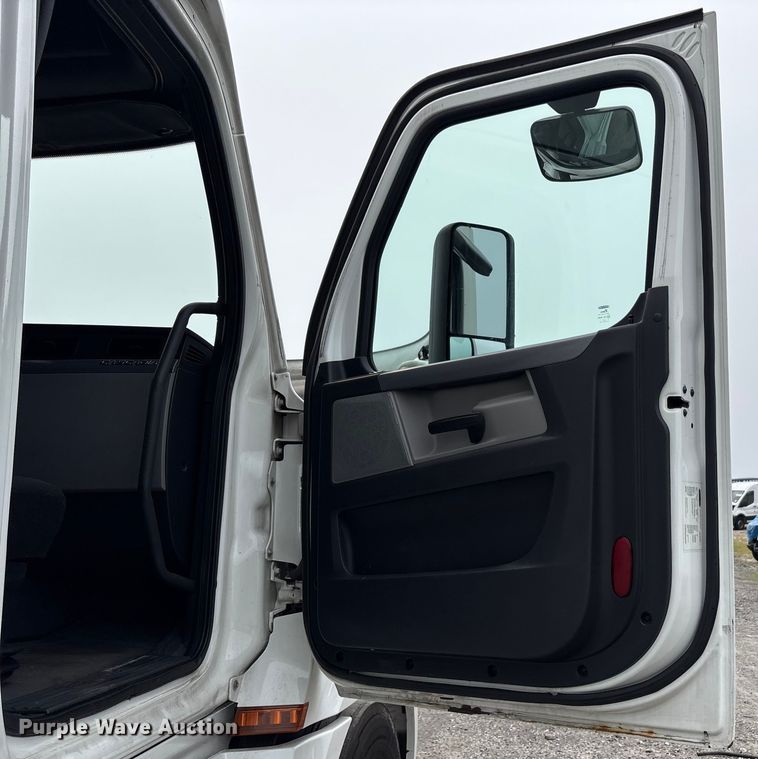 image for item YA0699 2019 Freightliner Cascadia semi truck