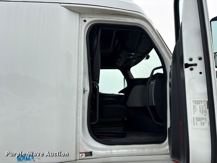 image for item YA0699 2019 Freightliner Cascadia semi truck