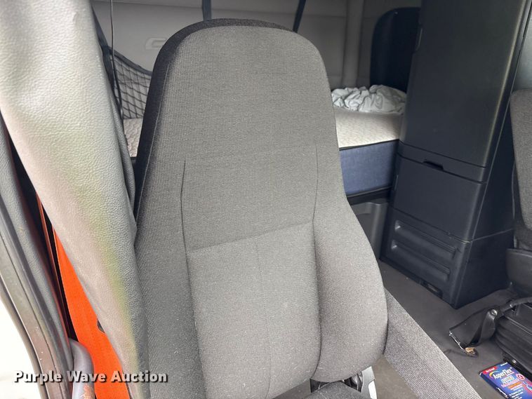 image for item YA0699 2019 Freightliner Cascadia semi truck