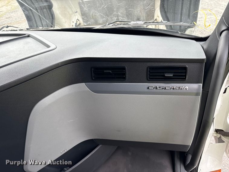 image for item YA0699 2019 Freightliner Cascadia semi truck