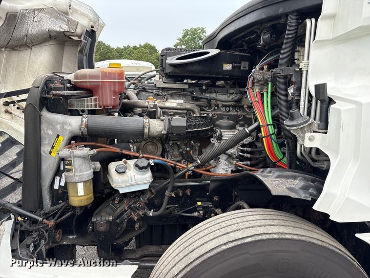 image for item YA0699 2019 Freightliner Cascadia semi truck