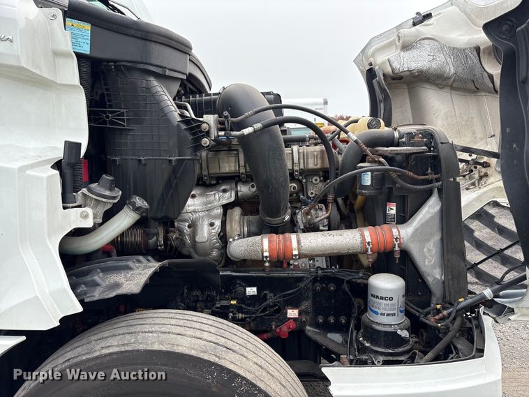 image for item YA0699 2019 Freightliner Cascadia semi truck