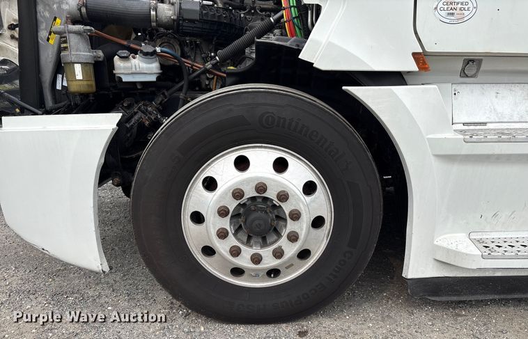 image for item YA0699 2019 Freightliner Cascadia semi truck