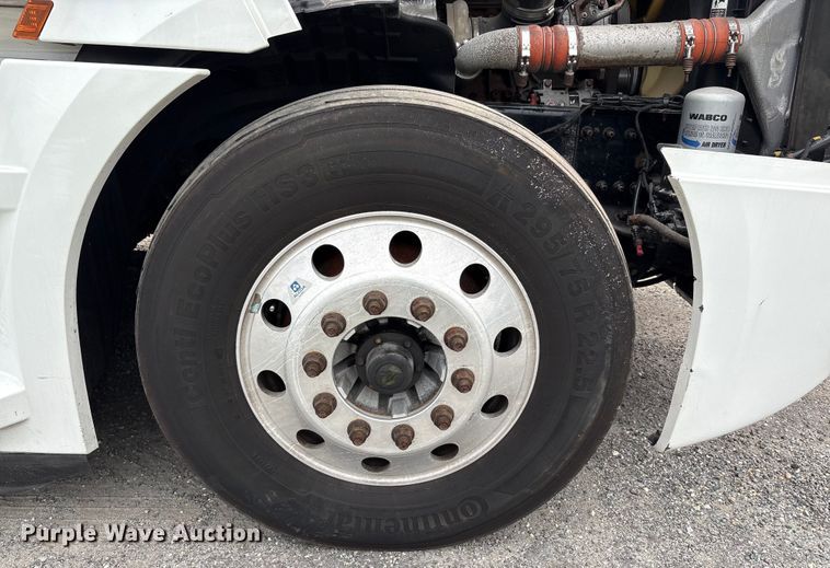 image for item YA0699 2019 Freightliner Cascadia semi truck