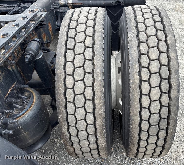 image for item YA0699 2019 Freightliner Cascadia semi truck