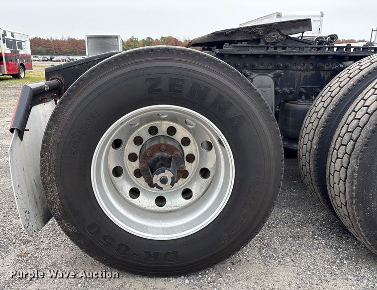 image for item YA0699 2019 Freightliner Cascadia semi truck