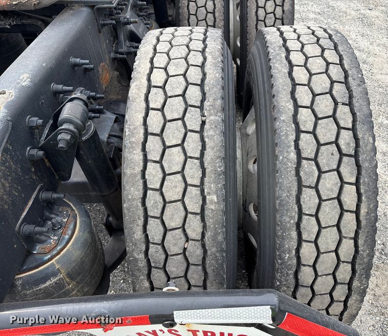 image for item YA0699 2019 Freightliner Cascadia semi truck