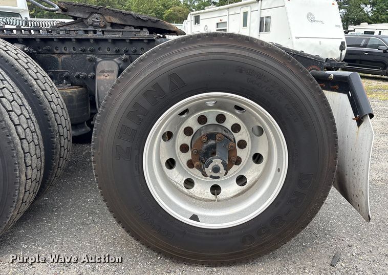 image for item YA0699 2019 Freightliner Cascadia semi truck