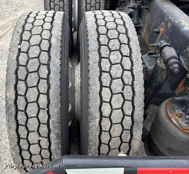 image for item YA0699 2019 Freightliner Cascadia semi truck