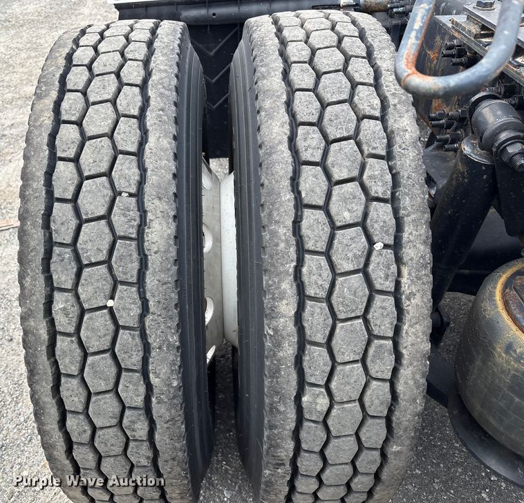 image for item YA0699 2019 Freightliner Cascadia semi truck