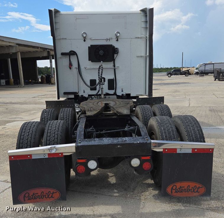 image for item YA0736 2017 Peterbilt 579 semi truck