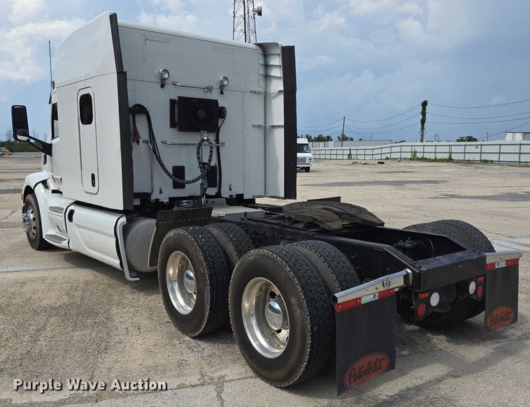 image for item YA0736 2017 Peterbilt 579 semi truck