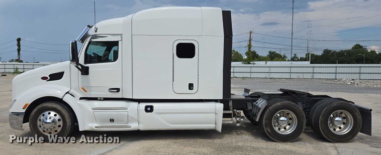 image for item YA0736 2017 Peterbilt 579 semi truck