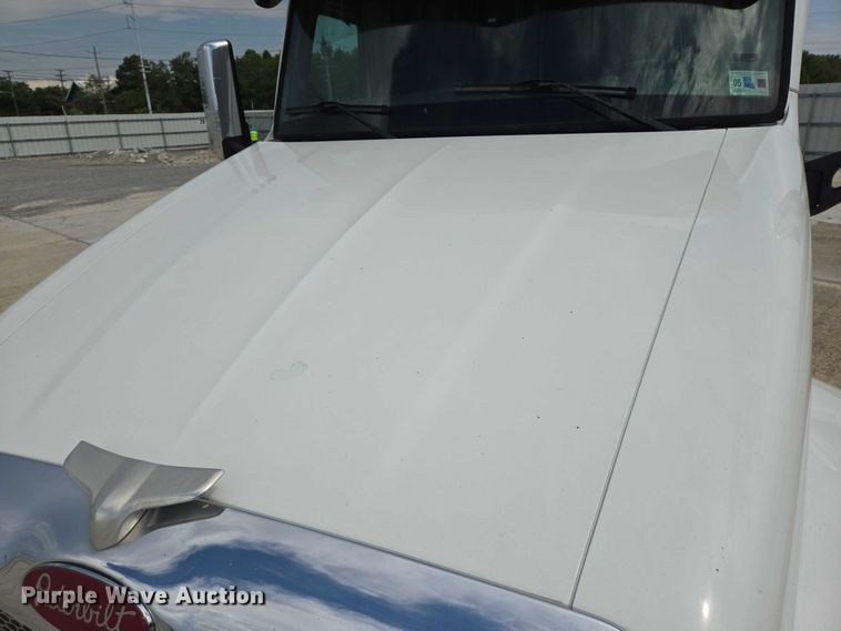 image for item YA0736 2017 Peterbilt 579 semi truck