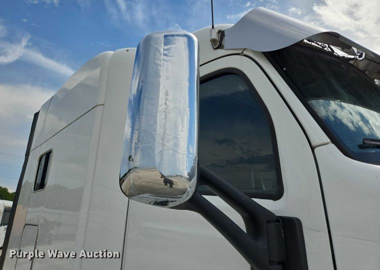 image for item YA0736 2017 Peterbilt 579 semi truck